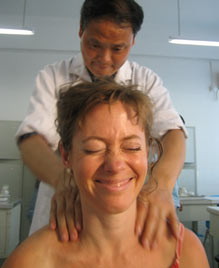 Kathy Sykes får massage. Foto: BBC